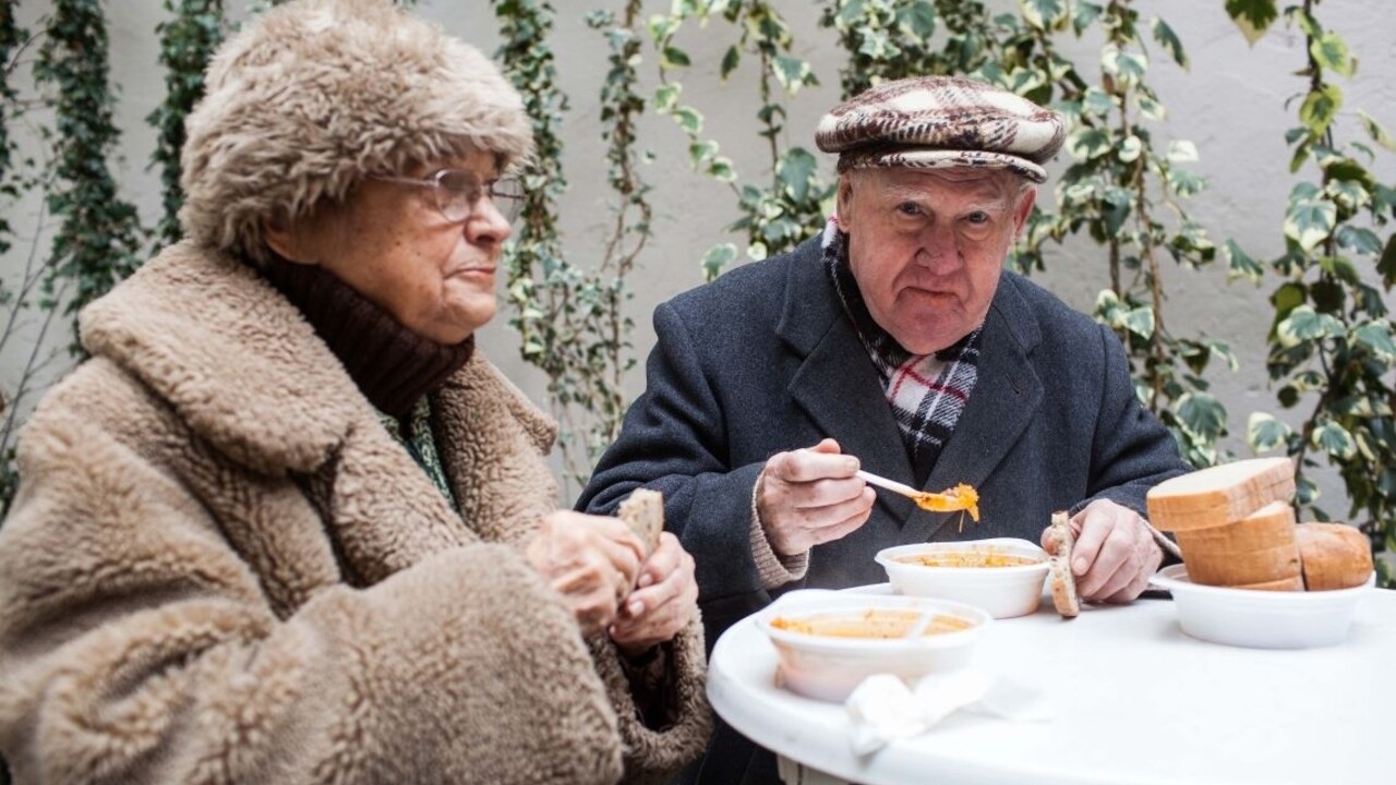 dôchodcovia seniori babka dedko 1140px (SITA/Jozef Jakubčo)